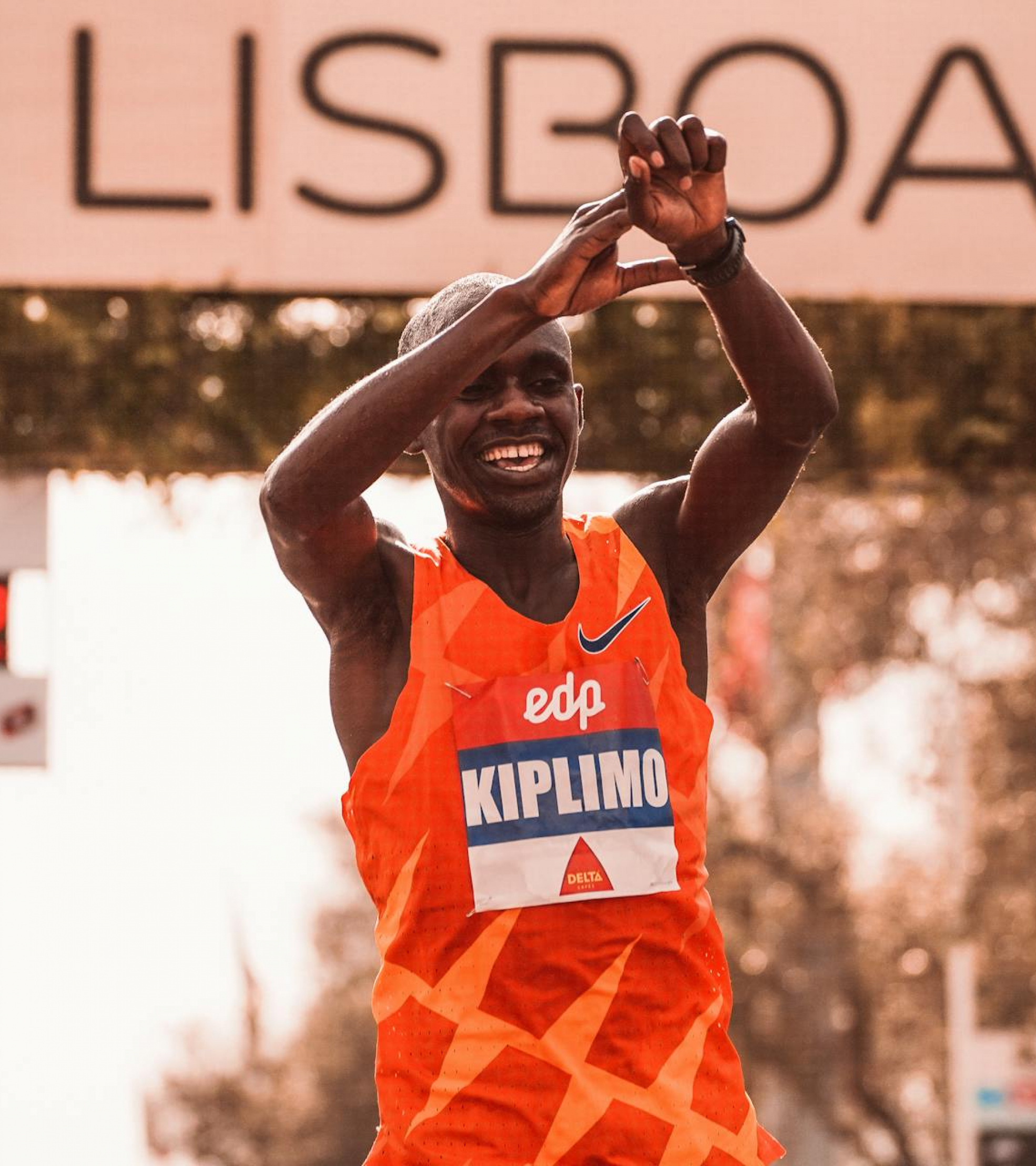 Free running pace calculator showing pace per mile, finish time and mile-by-mile splits