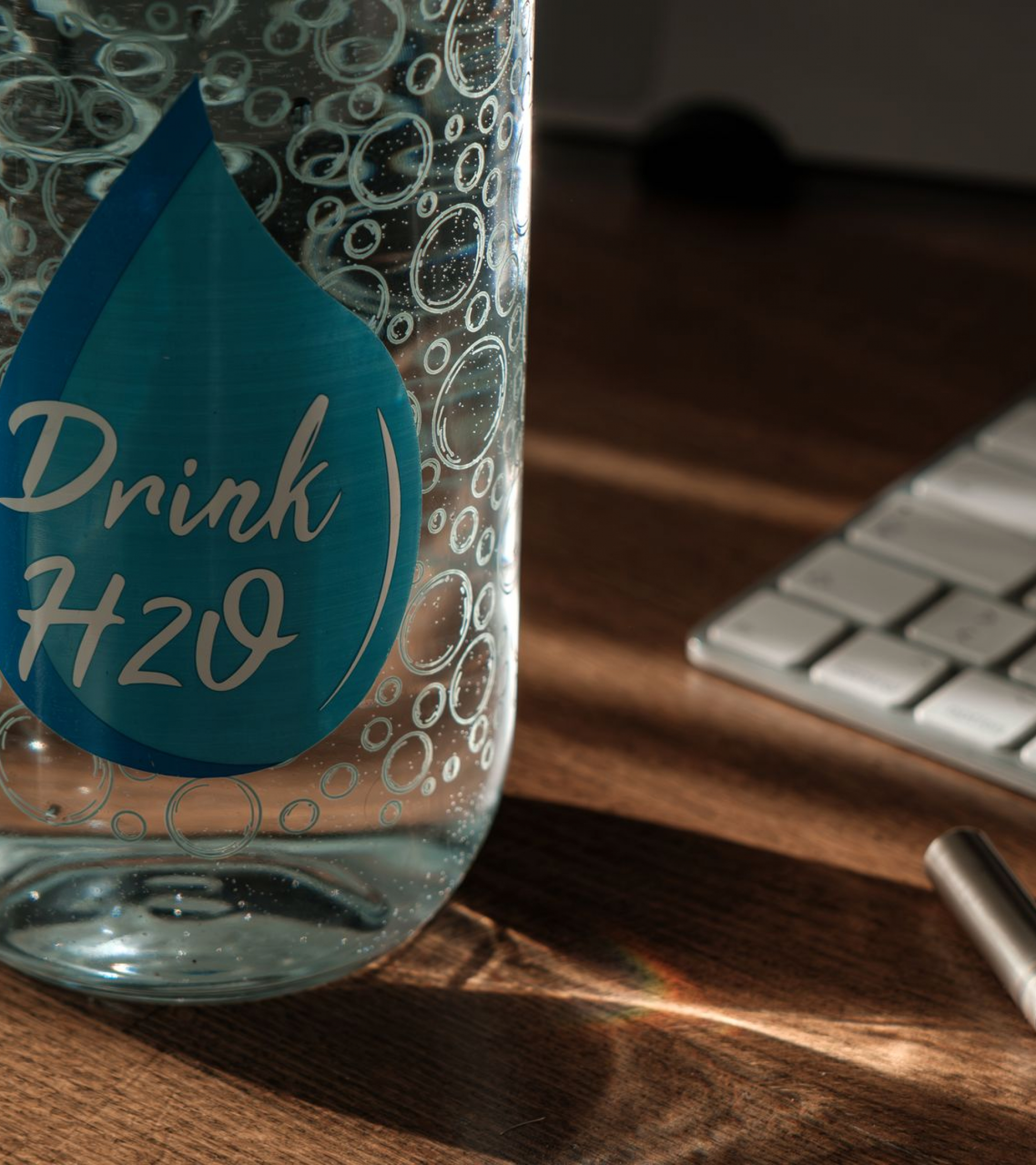 Free water intake calculator showing daily water target in liters, cups and ounces